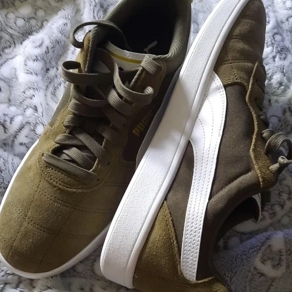 Puma Men's 10 Olive Suede Sneakers, Worn Once Indoors Display, New w Box - Picture 4 of 11